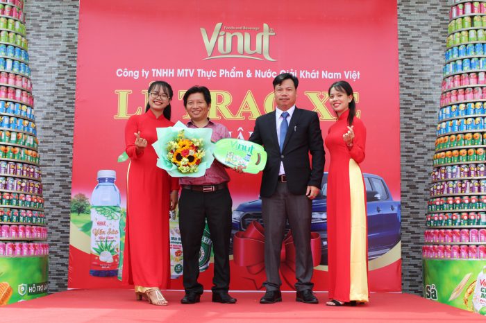 Đại diện công ty Nam Việt trao chìa khóa xe ô tô FORD cho đại diện của NPP Huỳnh Hân Phát