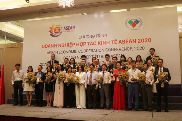 VINUT vinh dự đón nhận giải thưởng TOP 10 Thương hiệu nổi tiếng Asean 2020
