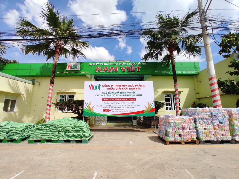 VINUT dành tặng 600 phần quà gạo và nước giải khát cho người dân khó khăn tại Bình Dương