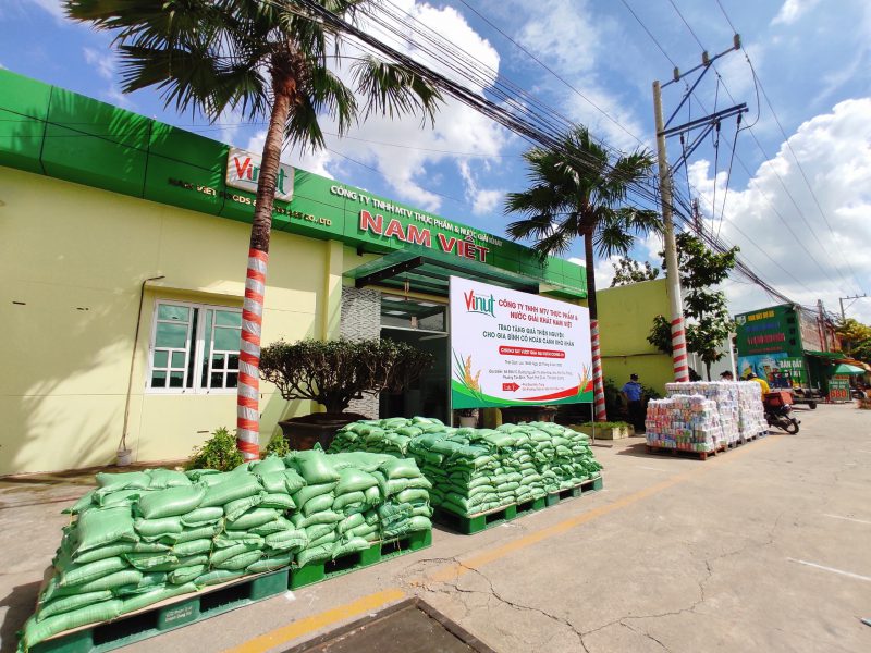 VINUT dành tặng hàng trăm phần quà gạo và nước giải khát cho người dân khó khăn tại Bình Dương