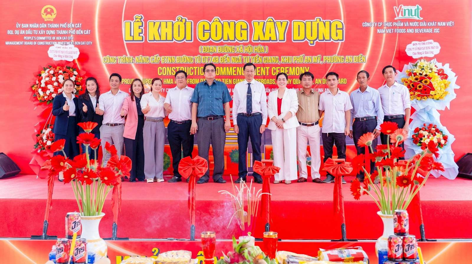 Lễ khởi công xây dựng đoạn đường xã hội hóa giữa UBND Thành phố Bến Cát và Công ty cổ phần Thực phẩm & Nước giải khát Nam Việt - Ảnh: VINUT